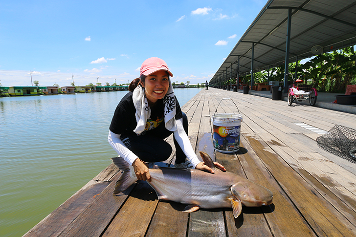 タイで巨大魚を釣り上げよう バンコク近郊の釣り堀 Noomfish456